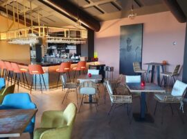 MUSIC BAR / RESTAURANTE en el Centro Comercial Bena Vista, Situado Entre Marbella y Estepona