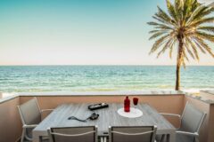 FANTÁSTICO ÁTICO FRONTAL AL MAR de 2 Dormitorios, 2 Cuartos de Baño Cerca de ESTEPONA en Una Urbanización Bien Establecida en Primera Línea de Playa