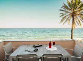 FANTÁSTICO ÁTICO FRONTAL AL MAR de 2 Dormitorios, 2 Cuartos de Baño Cerca de ESTEPONA en Una Urbanización Bien Establecida en Primera Línea de Playa