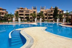 APARTAMENTO en PLANTA BAJA de 3 Dormitorios, 2 Cuartos de Baño en HACIENDA DEL SOL, en el Lado Playa entre Estepona y Marbella