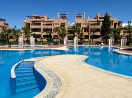 APARTAMENTO en PLANTA BAJA de 3 Dormitorios, 2 Cuartos de Baño en HACIENDA DEL SOL, en el Lado Playa entre Estepona y Marbella