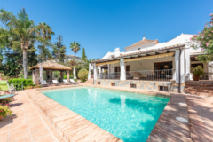 VILLA DE ESTILO ANDALUZ de 4 Dormitorios, 5 Cuartos de Baño en EL PARAÍSO MEDIO Cerca del Club de Golf