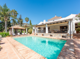VILLA DE ESTILO ANDALUZ de 4 Dormitorios, 5 Cuartos de Baño en EL PARAÍSO MEDIO Cerca del Club de Golf