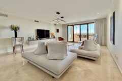 MAGNÍFICO APARTAMENTO de 3 Dormitorios, 2 Cuartos de Baño en PARAÍSO HILLS con Bonitas Vistas al Mar y las Montañas, Cerca del Campo de Gol El Paraíso
