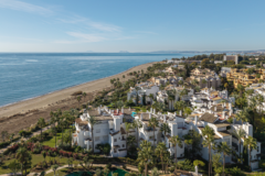 MAGNÍFICO APARTAMENTO en PLANTA BAJA de 3 Dormitorios, 2 Cuartos de Baño en COSTALITA, en PRIMERA LÍNEA DE PLAYA entre Estepona y Marbella