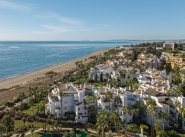 MAGNÍFICO APARTAMENTO en PLANTA BAJA de 3 Dormitorios, 2 Cuartos de Baño en COSTALITA, en PRIMERA LÍNEA DE PLAYA entre Estepona y Marbella