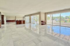 MAGNÍFICO APARTAMENTO MUY AMPLIO de 3 Dormitorios, 3 Cuartos de Baño en EL PRESIDENTE, en el Lado Playa entre Estepona y Marbella