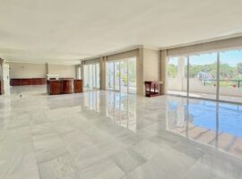 MAGNÍFICO APARTAMENTO MUY AMPLIO de 3 Dormitorios, 3 Cuartos de Baño en EL PRESIDENTE, en el Lado Playa entre Estepona y Marbella