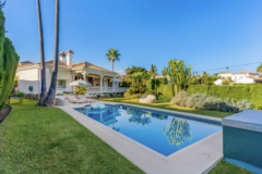 VILLA de ESTILO ANDALUZ de 3 Dormitorios, 3 Cuartos de Baño en EL PARAÍSO ALTO Con Vistas Panorámicas
