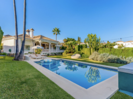 VILLA de ESTILO ANDALUZ de 3 Dormitorios, 3 Cuartos de Baño en EL PARAÍSO ALTO Con Vistas Panorámicas