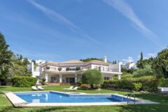 VILLA DE ESTILO ANDALUZ de 6 Dormitorios, 6 Cuartos de Baño en EL PARAÍSO ALTO Cerca del Club de Golf