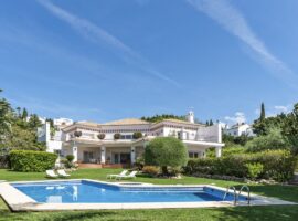 VILLA DE ESTILO ANDALUZ de 6 Dormitorios, 6 Cuartos de Baño en EL PARAÍSO ALTO Cerca del Club de Golf