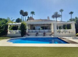 VILLA DE ESTILO CONTEMPORÁNEO de 5 Dormitorios, 4 Cuartos de Baño en EL PARAÍSO MEDIO