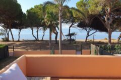 MAGNÍFICA CASA ADOSADA en PRIMERA LÍNEA DE PLAYA de 2 Dormitorios, 2 Cuartos de Baño en VENALMAR, en PRIMERA LÍNEA DE PLAYA entre Estepona y Marbella