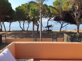 MAGNÍFICA CASA ADOSADA en PRIMERA LÍNEA DE PLAYA de 2 Dormitorios, 2 Cuartos de Baño en VENALMAR, en PRIMERA LÍNEA DE PLAYA entre Estepona y Marbella