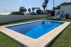VILLA en PRIMERA LÍNEA DE PLAYA de 3 Dormitorios, 2 Cuartos de Baño en EL SALADILLO, una Urbanización Bien Establecida en el Lado Playa entre Estepona y Marbella