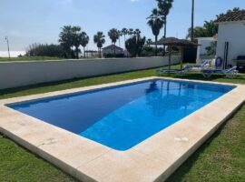 VILLA en PRIMERA LÍNEA DE PLAYA de 3 Dormitorios, 2 Cuartos de Baño en EL SALADILLO, una Urbanización Bien Establecida en el Lado Playa entre Estepona y Marbella