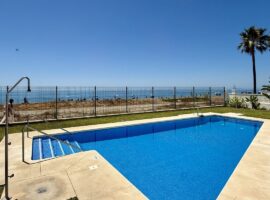 ADOSADA de 3 Dormitorios, 3 Cuartos de Baño en EL SALADILLO, en Una Urbanización Cerrada Situada en PRIMERA LÍNEA DE PLAYA entre Estepona y Marbella