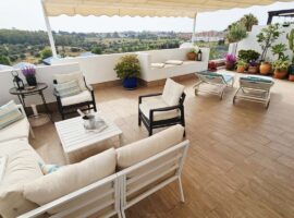 ÁTICO DÚPLEX de 3 Dormitorios, 3 Cuartos de Baño en LAS JACARANDAS - BEL AIR, una Urbanización Bien Establecida Entre Marbella y Estepona
