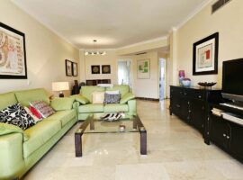 ÁTICO DÚPLEX de 3 Dormitorios, 3 Cuartos de Baño en PARQUE LOS OLIVOS - BEL AIR, una Urbanización Bien Establecida Entre Marbella y Estepona